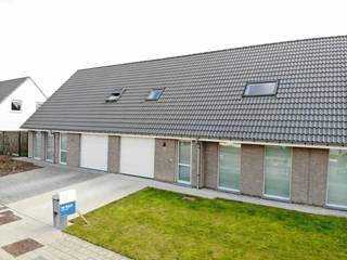 Een rustige ligging maar toch dichtbij het centrum van Kuurne.<br /><br />Indeling;<br />Gelijkvloers<br />Als we de woning binnenwandelen hebben we een inkomhal met recht voor ons een apart toilet, links bevindt zich de trap en op de rechterkant betreden we de lichtrijke leefruimte met schuifraam naar de onderhoudsvriendelijke tuin met tuinhuis.<br />Aanpalend aan de leefruimte bevindt zich de zeer trendy en smaakvolle keuken met eiland. Vanuit de keuken kunnen we dan de garage betreden waar naast een autostaanplaats ook nog heel wat opbergruimte is.<br /><br />Eerste verdieping<br />Als we boven komen in de woning hebben we drie grote slaapkamers en een badkamer met douche, bad, toilet en enkele lavabo.<br /><br />Deze woning is een echte topper op de huurmarkt!