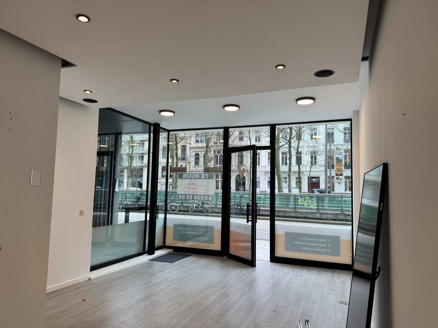 COMMERCIEEL GELIJKVLOERS OP ZEER CENTRALE LIGGING - foto 4