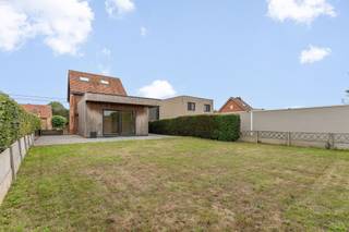 <p><span>Op zoek naar een instapklare gezinswoning waar comfort, ruimte en een gunstige ligging mooi samenkomen? Deze gerenoveerde woning, gelegen op een aangenaam perceel van 5A 42CA, werd in 2017-2018 grondig gerenoveerd en is helemaal klaar om nieuwe bewoners te verwelkomen.</span></p><p><span> </span></p><p><span>De woning combineert een aangename leefruimte met maar liefst drie slaapkamers, een bureau en een praktische indeling. Dankzij de renovaties geniet u bovendien van een hedendaags wooncomfort met onder meer hoogrendementsbeglazing, goede isolatiewaarden, centrale verwarming op aardgas (vloerverwarming op het gelijkvloers). De woning beschikt over een EPC-label B (EPC-label A is mogelijk mits plaatsing zonnepanelen!), een ventilatiesysteem type D en is bovendien asbestveilig. De elektrische installatie werd CONFORM AREI gekeurd!</span></p><p><span> </span></p><p><span>Op het gelijkvloers betreedt u de woning via de inkomhal, die toegang geeft tot de eerste slaapkamer, de leefruimte en bureauruimte (tussen leefruimte en keuken), De leefruimte vormt het aangename hart van de woning en sluit aan op de keuken, die voorzien is van de nodige kasten en toestellen. Verder bevinden zich op deze verdieping een afzonderlijk toilet en een ruimte wasplaats/technische ruimte met lavabo en aansluitingen voor een douche, waardoor hier nog extra praktische mogelijkheden aanwezig zijn.</span></p><p><span>De verdieping omvat een nachthal, twee volwaardige slaapkamers, een tweede afzonderlijk toilet en een badkamer met lavabo en douche.</span></p><p><span> </span></p><p><span>Extra troef is de aanwezige zolderruimte, die bijkomende bergruimte biedt en bovendien mogelijkheden kan creëren voor een eventuele uitbreiding, afhankelijk van de gewenste invulling en de geldende voorschriften.</span></p><p><span> </span></p><p><span>Ook buiten heeft deze woning heel wat te bieden. Het perceel van 5A 42CA biedt voldoende ruimte en beschikt over ruime parkeermogelijkheden. Bovendien behoort ook de plaatsing van een carport tot de mogelijkheden, wat het praktische karakter van deze woning nog verder versterkt.</span></p><p><span> </span></p><p><span>De woning is rustig gelegen, terwijl u dankzij de goede verbindingsmogelijkheden toch vlot toegang heeft tot de omliggende gemeenten, winkels, scholen en belangrijke verbindingswegen. </span></p><p><span> </span></p><p><span>Breng snel een bezoek voor het te laat is! Neem contact op met Kenneth (kenneth.pollet@vastgoedhuys.be) op 0472/03 25 88 of met Melissa (melissa.cardaci@vastgoedhuys.be) op 0486/54 71 80.</span></p>