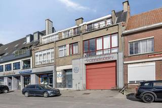 This spacious commercial property, with a total trading area of no less than 550 m², is located in the bustling heart of Sint-Pieters, near the V-Markt with its strong commercial appeal. The building was previously used as a meat processing plant and has various functional areas, including:5 cold rooms/fridges, ideal for activities that require cooling.Various multipurpose spaces/studio spaces that can be arranged according to your own wishes and activities.An office of approximately 5 m².Sanitary facilities.The building is practically accessible thanks to 2 loading docks at the rear and a gate at the front.This object offers a lot of commercial opportunities due to its size, layout and prime location in a commercially strong environment.**Extra advantage: There is the possibility to purchase an apartment/office space (96m²) (above the commercial building).Are you interested in the many options that this commercial property has to offer? Please contact us for more information or a viewing.