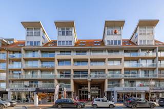 Geniet van al wat dit ruime, gemeubelde appartement te bieden heeft de 4 seizoenen rond! Op uw beide ruime terras is zalig vertoeven de ganse dag door.<br />3 volwaardige slaapkamers, een ruime leefruimte met volledig uitgeruste keuken zijn slechts enkele troeven die deze topper in zijn segment te bieden heeft!<br />Ideaal voor vaste bewoning of als uitvalsbasis aan zee.<br />Mogelijkheid om een riante garage bij te huren in het gebouw aan 150 EUR huur per maand.<br />75 EUR voorschot syndicuskosten per maand. EPC = 211 = Label C