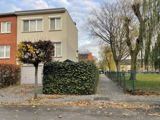 Ce joyau est situé dans une rue calme de Kapellen. À deux pas du centre, des commerces, des transports en commun, des écoles, des routes,...