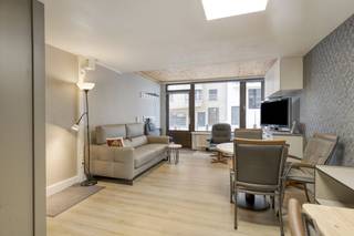 Dit gerenoveerde duplex appartement met zijdelings zeezicht nabij de zeedijk in Blankenberge is nu te koop. De indeling van dit instapklare appartement in Blankenberge is als volgt:Ruime leef- en eetruimteVolledig uitgeruste keukenTwee ruime en comfortabele slaapkamersTwee moderne badkamer TerrasDit vastgoed biedt niet alleen een fantastische locatie in Blankenberge, maar ook een uitstekende bereikbaarheid. Openbaar vervoer en diverse voorzieningen zoals winkels, restaurants en supermarkten zijn op wandelafstand gelegen. De verkoop van dit appartement is een buitenkans voor wie op zoek is naar een instapklaar eigendom aan de kust. Dankzij de recente renovatie is dit appartement energiezuinig en klaar om direct in te trekken. Dit is dé gelegenheid om een prachtig appartement te kopen in Blankenberge.Meer info? Aarzel niet om contact op te nemen met Daen Desticker!daen.desticker@dewaele.com | 0472 18 38 02