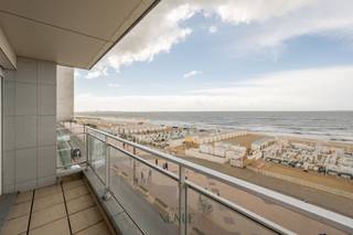 Découvrez cet appartement meublé de 2 chambres au troisième étage de la prestigieuse Résidence Lighthouse, située dans un emplacement de premier choix sur la digue à Knokke. Ici, vous pourrez profiter de la combinaison parfaite entre le calme, le confort et un accès direct à la plage, à distance de marche à la fois du Van Bunnenplein et du Lichttorenplein, deux des zones les plus prisées de la côte de Knokke.<br /><br />Salon spacieux avec vue frontale sur la mer et lumière naturelle grâce aux grandes fenêtres.<br />Agréable terrasse avec vue sur la digue animée - idéal pour profiter du soleil du matin et de l'ambiance côtière.<br />Cuisine entièrement équipée, de conception pratique et offrant tout le confort moderne.<br />Deux chambres calmes situées à l'arrière du bâtiment.<br />Cave privée et local à vélos facile d'accès dans le bâtiment.<br /><br />Emplacement, emplacement, emplacement<br />La Résidence Lighthouse est située dans l'un des emplacements les plus prisés de Knokke:<br />Directement sur la digue, avec la plage littéralement à votre porte.<br />À seulement quelques pas du centre commercial animé, des boutiques, des restaurants et de l'atmosphère typique de Knokke.<br />Le tronçon élégant de la digue entre le Van Bunnenplein et le Lichttorenplein, connu pour son allure élégante.<br /><br />Possibilité de louer un garage à proximité (200 € / mois).