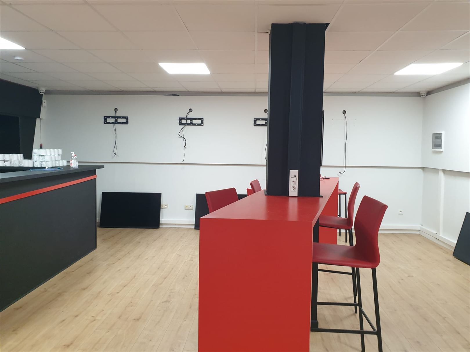 TE HUUR: handelspand van 114m² te Zolder! - foto 4