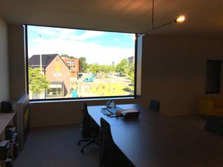 Welkom op de Evence Coppéelaan 78 in Genk.<br /><br />Tegenover C-mine vinden wij dit volledig uitgerust kantoor terug.<br />Het kantoor is gelegen op het tweede verdiep, in het gebouw van het gekende architectenbureau , Contour Architecten.<br />Het ingericht kantoor is 55 m² groot, geschikt voor 4 personen. <br /><br />Er wordt gewerkt met een flexibele overeenkomst, waarbij er een terbeschikkingsstelling wordt opgemaakt zodoende de opzeg maximaal 3 maanden bedraagt.<br /><br />Praktische informatie: All- in formule <br />✔ elektriciteit , verwarming en airco<br />✔ wekelijkse poets<br />✔ internet<br />✔ gratis gebruik van eetruimte<br />✔ gratis gebruik van vergaderzaal<br />✔ gratis koffie en water voor alle medewerkers<br />✔ toegang tot gemeenschappelijke toilet. <br /><br />U huurt een kantoor, inclusief alle diensten.<br />Kortom, gewoon binnenlopen, inloggen en meteen aan de slag!<br /><br />Financiële informatie:<br />Huurprijs: 1150 euro excl. btw<br />Waarborg: 3450 euro<br /><br />Interesse in een bezichtiging?<br />Bel ons via 089 391 555 of mail naar info@frerevastgoed.be.<br /> 