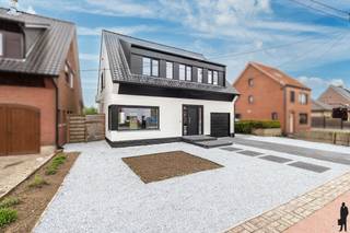 <p><strong>Instapklare, energiezuinige gezinswoning te Rijkevorsel</strong></p>
<p>Ontdek deze <strong>volledig gerenoveerde woning</strong> in Rijkevorsel. Dankzij de <strong>totaalrenovatie</strong> geniet u van een <strong>moderne afwerking</strong>, hedendaags wooncomfort en een gunstig <strong>EPC-label B</strong>.</p>
<p>Op het gelijkvloers betreedt u de woning via de inkomhal met trap naar de verdieping. De gezellige woonkamer sluit aan op de <strong>ruime leefruimte met open keuken</strong>, die dankzij de <strong>grote raampartijen</strong> geniet van veel <strong>natuurlijk licht</strong> en een mooi zicht op de tuin. De <strong>volledig uitgeruste keuken</strong> vormt het hart van de woning en biedt alle comfort voor het moderne gezinsleven. Verder beschikt het gelijkvloers over een <strong>eerste vernieuwde douchekamer</strong>, een apart gastentoilet, een praktische berging en een <strong>inpandige garage</strong>.</p>
<p>Op de eerste verdieping bevinden zich <strong>vier volwaardige slaapkamers</strong>, stuk voor stuk <strong>ruim en lichtrijk</strong>. De <strong>tweede badkamer</strong> zorgt voor extra comfort voor grotere gezinnen. Bovendien is er nog een <strong>kelder </strong>en een handige <strong>bergzolder </strong>aanwezig.</p>
<p>Daarnaast is de woning volledig uitgerust met <strong>airco’s</strong> die zowel kunnen <strong>koelen als verwarmen</strong>, wat bijdraagt aan het <strong>energiezuinige</strong> en comfortabele karakter van de woning.</p>
<p>De woning beschikt bovendien over een aangename <strong>zuidwestgerichte tuin</strong> waar u de hele namiddag en avond van de zon kunt genieten. Achteraan geniet u van een <strong>prachtig uitzicht op de omliggende velden</strong>, wat zorgt voor extra <strong>rust en privacy</strong>.</p>
<p><strong>Troeven van deze woning:</strong></p>
<ul>
<li>Energiezuinig met EPC-label B</li>
<li>2 vernieuwde badkamers</li>
<li>4 ruime slaapkamers</li>
<li>Zuidwestgerichte tuin en terras</li>
<li>Prachtig uitzicht op velden</li>
<li>Airco’s met koel- en verwarmingsfunctie</li>
</ul>