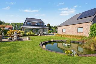 <p><span>Ruime gezinswoning met mooie tuin, magazijn en naastgelegen perceel bouwgrond (2.414m²)</span></p><p><span> </span></p><p><span>Dit betreft een unieke eigendom bestaande uit een instapklare woning, een opslag-/werkplaats van 120ml² + zolder en een naastgelegen perceel bouwgrond met veel mogelijkheden.</span></p><p><span>De woning is uitstekend gelegen vlakbij alle faciliteiten & verbindingswegen en grenst achteraan tevens aan een natuurlijk waterbekken hetgeen zorgt voor een schitterende woonbeleving.</span></p><p><span>De aangename woonsfeer met veel lichtinval, de prima staat van onderhoud en de mooi aangelegde tuin zijn slechts enkele van de vele voordelen.</span></p><p><span> </span></p><p><span>INDELING</span></p><p><span><br />Exterieur:</span></p><p><span> </span></p><p><span>Totale straatbreedte van ca. 37m.</span></p><p><span>Oprit naar de woning & opslagplaats afgesloten met automatische poort. </span></p><p><span>2e oprit, afgesloten met schuifpoort en dienst doende als extra parking (ook geschikt voor zwaardere vervoersmiddelen).</span></p><p><span>De 2e oprit en achterliggende grond = het perceel bouwgrond van de totaal eigendom.</span></p><p><span>Opslagplaats van ca. 120m² + zolder, geschikt voor diverse doeleinden zoals atelier, werkplaats,...</span></p><p><span>Mooi aangelegde tuin met terras en vijvertje.</span></p><p><span>Perceel achteraan grenzend aan mooi natuurlijk waterbekken.</span></p><p><span> </span></p><p><span>Interieur:</span></p><p><span> </span></p><p><span>Gelijkvloers: </span></p><p><span>Riante inkomhal.</span></p><p><span>Lichte woonkamer (41m²) met sierschouw.</span></p><p><span>Aparte keuken met plaats voor eettafel. </span></p><p><span>Sfeervolle veranda (35m²), grenzend aan zowel keuken als woonkamer en met veel interactie tot de tuin.</span></p><p><span>Berging, grenzend aan keuken en ook toegankelijk vanuit zij-inkom.</span></p><p><span>Apart toilet.</span></p><p><span> </span></p><p><span>1e verdieping:</span></p><p><span>3 slaapkamers.<br />4e slaapkamer/kinderkamer of bureau.</span></p><p><span>Badkamer met bad/douchecombinatie, lavabo en toilet.</span></p><p><span> </span></p><p><span>Zolder:</span></p><p><span>Ruime bergzolder.</span></p><p><span> </span></p><p><span>EXTRA</span></p><p><span>Unieke eigendom met zeer veel mogelijkheden.</span></p><p><span>Geschikt voor verschillende doeleinden.</span></p><p><span>Geafficheerde vraagprijs inclusief bouwgrond.</span></p><p><span>ALU ramen met dubbele beglazing.</span></p><p><span>Automatische rolluiken aanwezig.</span></p><p><span>Airconditioning aanwezig.</span></p><p><span>12 zonnepanelen.</span></p><p><span>CV via stookolie.</span></p><p><span> </span></p><p><span>In onberispelijke staat van onderhoud waardoor er geen dringende & noodzakelijke aanpassingen nodig zijn.</span></p><p><span>Schitterende locatie zowel met het oog op wonen als uitoefening zelfstandig beroep. </span></p><p><span>Vlakbij alle faciliteiten.</span></p><p><span>Zeer vlotte mobiliteit.</span></p><p><span> </span></p><p><span>Absolute topper in zijn klasse, contacteer ons voor meer informatie of een bezoek.</span></p><p><span> </span></p><p><span>Wg - Vg - Gvv - Gvkr - Gdv</span></p><p><span> </span></p><p><span> </span></p><p><span> </span></p>