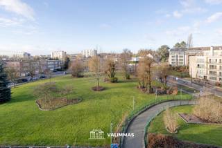 VALIMMAS verkoopt dit welgelegen en gerenoveerd appartement met ruim terras en kelder.    

Het appartement bevindt zich op de 4de verdieping (met lift), en omvat oa. een inkomhal met ingebouwde vestiairekasten, een toilet, een lichtrijke living met sierhaard, een open ingerichte keuken met toegang tot het terras, twee slaapkamers en een comfortabele badkamer met ligbad. Er is tevens een kelder inbegrepen.    
Mooi open zicht vanaf het terras.    

Het appartement is uitgerust met alle hedendaags comfort en een sfeervolle decoratie. In zeer goede staat van onderhoud en direct instapklaar!  PVC ramen vernieuwd in 2019.    

Gelegen aan de rand van het Brussels Gewest, in de omgeving van de Heyzel, het Dielegempark en het UZ Brussel te Jette.  Op wandelafstand van openbaar vervoer (oa. Tram en bushaltes).    