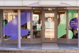 Deze kwalitatief verhuurde investeringseigendom is uitstekend gelegen in het hart van Asse, in de Nieuwstraat. Dankzij de centrale ligging geniet het pand van veel passage, een uitstekende zichtbaarheid en parking voor de deur. Het commerciële gelijkvloers is momenteel verhuurd aan het gekende GLOWI (Poetsbureau) via een handelshuurovereenkomst die gestart is op 1 augustus 2017 en recent werd hernieuwd vanaf 1 augustus 2026. De actuele maandelijkse huurprijs bedraagt € 1.668,84, aangevuld met € 50 vaste kosten per maand. Het handelsgelijkvloers beschikt over een oppervlakte van circa 170 m² en is bovendien voorzien van een ruime kelder van circa 98 m². De ligging is bijzonder commercieel interessant, met onder andere Leonidas, AZORG en Konvert Interim in de onmiddellijke omgeving. Het pand beschikt over een EPC-label C en de elektrische installatie is conform. Daarnaast werd het dak extra geïsoleerd, werd de oude ventilatie-unit verwijderd en zijn alle voorzieningen aanwezig om zonnepanelen te plaatsen. Het pand is bovendien asbestveilig. Een interessante opportuniteit voor investeerders die op zoek zijn naar een goed gelegen, verhuurde commerciële eigendom met een stabiele huurstroom in het centrum van Asse. Interesse of wenst u meer informatie of een bezoek ter plaatse? Contacteer ons via info@immodelestre.be of 054 33 62 52. Meer informatie vindt u op www.immodelestre.be.