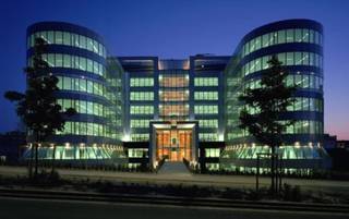 Plaine 17 Building est un immeuble de bureaux impressionnant offrant un espace de travail fonctionnel et efficace. Bâtiment indépendant avec...