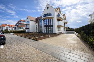 Gesloten garagebox, ideaal gelegen op de Kustlaan in Knokke. Vlot toegankelijk en gelegen op verdieping -2, voorzien van verlichting.Afmetingen van...