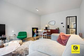 <p><span>Stijlvol gerenoveerd 2 slaapkamer appartement met 2 terrassen te Pulhof!</span></p><p><span>Dit instapklaar pareltje werd hoogwaardig gerenoveerd en ligt op het 2</span><span><sup>e</sup></span><span> verdiep van een kleinschalig en uitstekend onderhouden gebouw. Met een absolute toplocatie in de gerenommeerde en alom gegeerde Pulhof-wijk is het aangenaam, rustig en kwalitatief wonen. Hier kan u zowel genieten van een groene omgeving alsook van de nabijheid van het bruisende stadsleven. Winkels, parken, scholen, sportfaciliteiten, openbaar vervoer en belangrijke invalswegen zijn slechts een boogscheut verwijderd. Bent u op zoek naar een modern en stijlvol appartement dat geniet van alle hedendaagse comfort? Mis deze unieke kans dan zeker niet!</span></p><p><span> </span></p><p><span>Inkomhal, toilet, leefruimte & keuken:</span></p><p><span>U betreedt dit trendy appartement via de inkomhal met veiligheidsdeur, videofoon en ruim voldoende plek om een vestiaire onder te brengen. De hal herbergt ook een apart toilet met handenwasser en mechanische ventilatie. Via de tussendeur met "gietijzeren-look" komt u bij de strakke en gezellige leefruimte op karaktervolle visgraatvloer. Het ruimtegevoel alsook de sfeer van de Pulhofwijk wordt extra geaccentueerd door de mooie natuurlijke lichtinval en het feeërieke uitzicht via de grote raampartijen. Aanpalend ligt de stijlvolle keuken met gemarmerd werkblad en dito spatwand, dewelke uitgerust is met kwalitatieve toestellen (inductievuur, dampkap, combi-oven, vaatwasser, koelkast met vriesvak en matzwarte spoelbak met uittrekbare kraan) en voorziet in veel werk- en opbergruimte.</span></p><p><span> </span></p><p><span>Nachthal, berging, badkamer & slaapkamers:</span></p><p><span>De nachthal omvat een aparte wasruimte waar ook de HR condensatieketel werd ondergebracht. De oogstrelende badkamer is uitgerust met een luxueuze inloop-/regendouche, een moderne wasmeubel, een handdoekradiator en mechanische ventilatie. De vele subtiele details in combinatie met de zwart-wit toetsen en de sfeervolle belichting tillen ook deze ruimte naar een zéér hoog niveau. Aan de nog rustigere achterzijde van het gebouw situeren zich de 2 ruime slaapkamers (eveneens op visgraat). Met een groen, rustiek uitzicht en 100% privacy is een goede nachtrust gegarandeerd.</span></p><p><span> </span></p><p><span>Terrassen & kelder:</span></p><p><span>Via de keuken heeft u toegang tot een charmant terras aan de voorzijde met ingemaakte kast. Op het terras aan de achterzijde kan u zonder meer geheel tot rust komen na een drukke werkdag of genieten van een heerlijk maaltijd en/of een sprankelend aperitief. Een ruime en geheel droge kelder is inbegrepen. </span></p><p><span> </span></p><p><span>Extra troeven:</span></p><p><span>- Toplocatie te Pulhof</span></p><p><span>- 86m² cfr. EPC</span></p><p><span>- EPC B</span></p><p><span>- Instapklaar</span></p><p><span>- Ramen: driedubbel & HR++</span></p><p><span>- Dakisolatie 12 cm PUR</span></p><p><span>- Individuele HR condensatieketel</span></p><p><span>- Veiligheidsdeur</span></p><p><span>- Incl. lichtarmaturen</span></p><p><span>- 2 terrassen</span></p><p><span>- Lage maandelijkse lasten en laag KI</span></p><p><span>- Kelder</span></p><p><span>- Staat van het gebouw</span></p><p><span> </span></p>