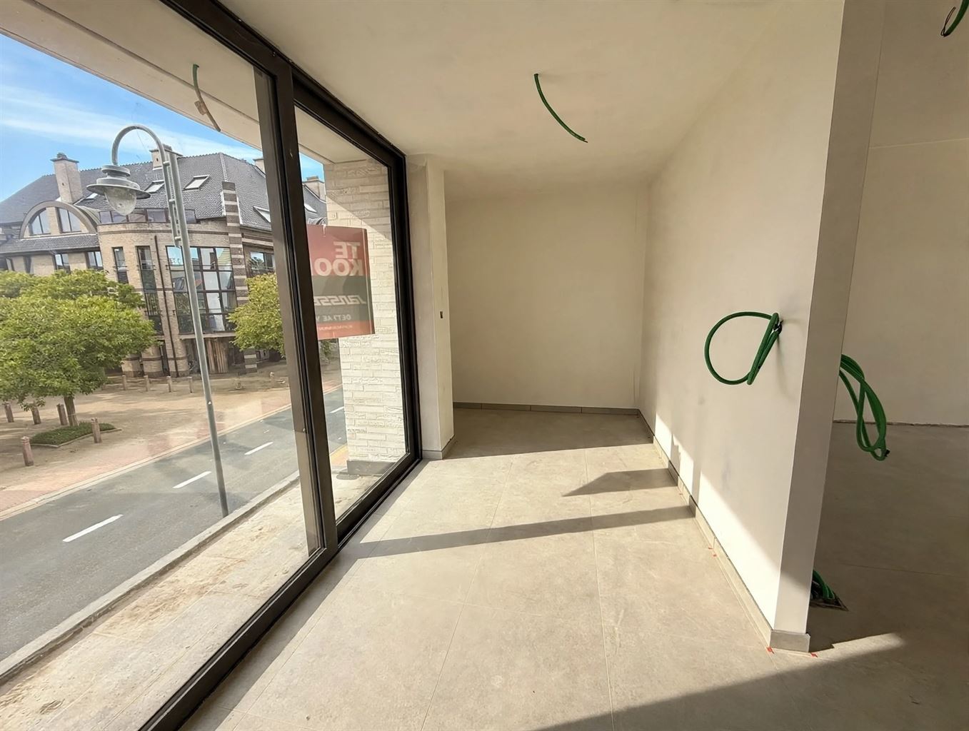 Zeer ruim 1 (+1)-slaapkamerappartement op de eerste verdieping met zuidgericht terras van ca. 43 m², balkon en ondergrondse parkeerplaats, in hartje Maaseik. - foto 4