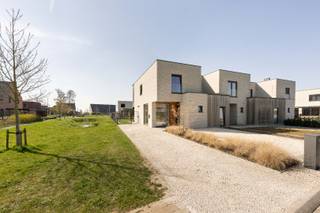 Deze RUIME GEZINSWONING (BJ 2023 | VERKOOP ONDER REGISTRATIERECHTEN!!!!) is gelegen te Dentergem (Wakken) met name in de Mirrepadde 18 op een...