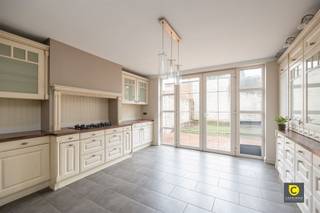 Ruime en energiezuinige gezinswoning in het centrum van AartselaarDeze gezellige en ruime woning met 4 slaapkamers is gelegen op een...