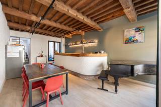 Welkom in het voormalige café “Zoologie”, een woning met een uniek karakter waar de charme van het verleden mooi bewaard is gebleven.<br /><br />Bij het binnenkomen springt meteen de prachtige originele bar in het oog. Deze werd op een slimme manier geïntegreerd in de keuken, zodat het historische karakter van de woning volledig intact blijft. Hierdoor beschikt u vandaag over een bijzonder en royaal kookeiland, ideaal om gezellig te koken en vrienden of familie te ontvangen. Vanuit de keuken heeft u bovendien directe toegang tot de aangename koer/tuin, met een mooi zicht op de Sint‑Jacobskerk. Als extra historisch detail bevindt de graftombe van Peter Paul Rubens zich vlak achter uw buitenruimte.<br /><br />De woning beschikt over vier ruime slaapkamers, elk groot genoeg voor een comfortabel bed, een dressingkast en een bureau. Eén van de slaapkamers op de eerste verdieping geeft bovendien toegang tot een gezellig terras.<br /><br />De badkamer bevindt zich op de tweede verdieping en is volledig uitgerust met een bad, douche, lavabo en toilet.<br /><br />Verder beschikt de woning over een volledige kelder, die momenteel ingericht is als praktijkruimte door de huidige bewoner, maar ook tal van andere mogelijkheden biedt.<br /><br />De woning is uitstekend onderhouden en volledig instapklaar. Een unieke kans voor wie op zoek is naar een karaktervolle woning op een bijzondere locatie in Antwerpen.<br /><br />Troeven: EPC B - Elektriciteit conform - Geen asbest.