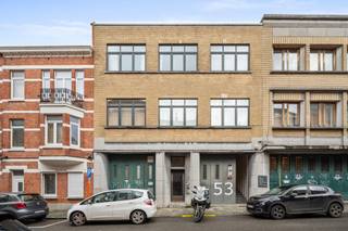 Kantoren in industriële stijl met aangenaam terras te koop in Schaarbeek. Combinatie van lichtrijke kantoren met polyvalente ruimtes...