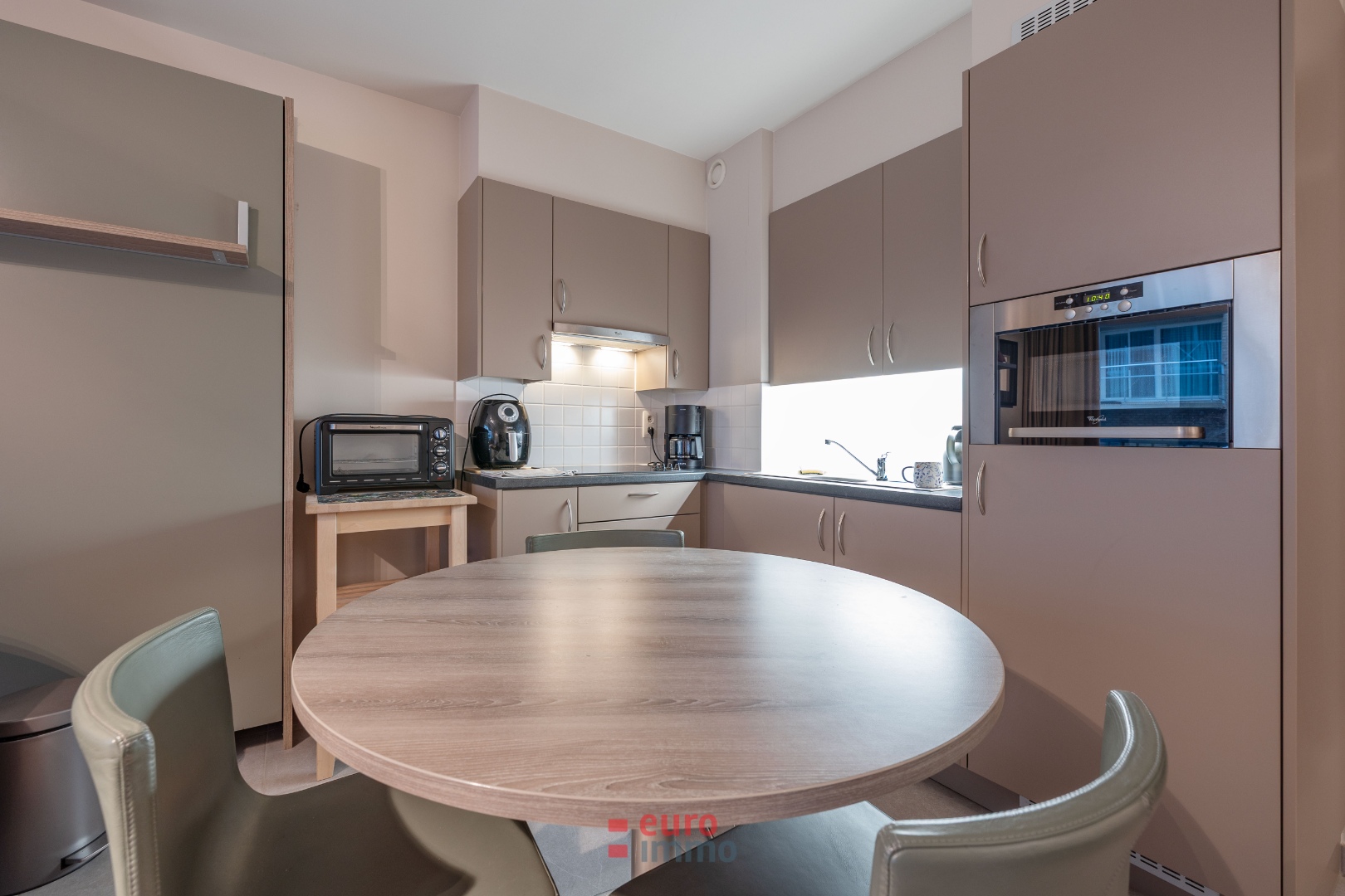 Studio lumineux avec coin à coucher et vue latérale sur la mer - photo 5