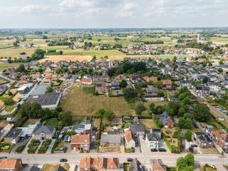 Renovatierapport beschikbaar op aanvraag!<br /><br />Ligging<br />Deze alleenstaande woning op een perceel van net geen 1.000 m2 ligt in het centrum van het rustige Dentergem. Zowel lagere school, bakker en slager zijn op een steenworp verwijderd van de woning. De woning is aan renovatie toe, maar geniet van enkele troeven waaronder de lichtinval, ruime leefruimte en de rustige ligging.<br /><br />Indeling<br />We komen de woning binnen via de ruime inkomhal die toegang geeft tot alle leefgedeelten. Als eerste kunnen we de ruime leefruimte betreden. Deze geniet van veel natuurlijke lichtinval door de raampartijen vooraan, achteraan én aan de zijkant. Van hieruit kan je genieten van het zicht op de gezellige tuin. Vanuit de leefruimte kan je via de gang naar de keuken. Deze heeft ook plaats om een eettafel te plaatsen waardoor je opnieuw zicht hebt op de tuin. Mits het uitbreken van een muur kan je de leefruimte en keuken makkelijk verbinden met mekaar. Alles is voorzien op de gelijkvloerse verdieping. Zo zijn er nog 3 slaapkamers terug te vinden en is er een vernieuwde badkamer met inloopdouche, toilet en lavabo. Vervolgens is er ook een vaste trap om de zolder te betreden. Deze kan nog afgewerkt worden naar eigen smaak. Tenslotte is er nog een praktische kelder die kan dienen als extra bergruimte.<br /><br />Exterieur<br />De tuin is gecompartimenteerd in verschillende ruimtes. Zo is er een ruime voortuin met oprit om de garage te bereiken. Naast de garage is er een praktische berging waar onder andere de stookolieketel staat. Daarnaast zijn er nog twee tuinhuisjes terug te vinden. Verder is er een terras die aansluit op de leefruimte en die verder loopt in een gazon. Tenslotte is er daarachter nog een mooie boom die charme geeft aan de tuin en een plaats waar vroeger de moestuin was. Achter het perceel ligt een onbebouwde zone waardoor de rust gegarandeerd is achteraan.<br /><br />Troeven<br />* Rustige, residentiële ligging<br />* Mooie, gezellige tuin<br />* Unieke indeling<br /><br />Wil jij graag een bezoek brengen aan deze aangename woning? Aarzel dan niet en contacteer Mathieu om jouw bezoek vast te leggen!<br /><br />T: 0479 63 53 01<br />M: mathieu@gentill.be