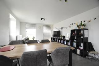 Instapklaar duplex appartement bestaande uit inkomhal, leefruimte met veel lichtinval en ingerichte open keuken.Apart gastentoilet.Berging/wasplaats...