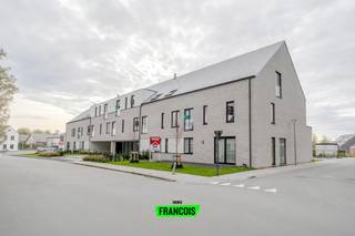 ACTIE OP PARKEERPLAATS + BERGING!<br /><br />Residentie Ter Walle situeert zich in het centrum van Alveringem, op 20 minuten van de kust en op 15 minuten van Veurne. Deze kwalitatieve appartementen genieten van een rustige ligging en landelijke verzichten. <br /><br />De 14 duurzame appartementen in Residentie Ter Walle genieten telkens van 2 of 3 slaapkamers en variëren tussen de 84 m² en 114 m². Dankzij de grote glaspartijen en de ruime terrassen creëert er zich een open, ruimtelijk gevoel. Elk appartement wordt bovendien afgewerkt met duurzame materialen.<br /><br />De appartementen zijn voorzien van een tijdloze afwerking en zijn ontworpen met veel aandacht voor de bewoners. <br /><br />Bouwtechnisch beantwoordt dit project aan alle huidige normen. Zo is er vloerverwarming, ventilatiesysteem c+, zonnepanelen en een hoge isolatiewaarde. <br /><br />Deze woonentiteiten zijn een slimme investering voor later!<br /><br />Wenst u graag meer informatie over dit uitmuntende project? Contacteer ons gerust om vrijblijvend meer info te verkrijgen. <br /><br />Troeven<br /><br /><ul><li>Kwalitatieve en duurzame appartementen<br /><br /></li><li>Op 20 minuten van de kust<br /><br /></li><li>Ruime terrassen<br /><br /></li><li>Ruimtelijk gevoel<br /><br /></li><li>Landelijke verzichten in het centrum</li></ul>