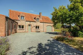 <p><span>Welkom in deze karaktervolle landelijke woning, rustig gelegen op een van de groenste locaties van Hamme op een royaal perceel van maar liefst 5.991 m² dat enorm veel ruimte, privacy en een uniek groen uitzicht biedt.</span></p><p><span>Via de centrale inkomhal bereikt u de twee woonvleugels van het huis. Aan de rechterzijde bevindt zich de recent geïnstalleerde leefkeuken met gezellige gashaard. De keuken is hoogwaardig afgewerkt met premium apparatuur, waaronder een SMEG-oven, en biedt voldoende plaats voor een eettafel met zicht op de ruime voortuin. Aansluitend ligt de moderne badkamer, uitgerust met een toilet, een vrijstaand ligbad, een ruime inloopdouche en een dubbele wastafel. Aan de linkerzijde van de woning ligt de sfeervolle, lichtrijke leefruimte. Via het eetgedeelte heeft u toegang tot een polyvalente ruimte die ideaal kan dienen als bureau of speelhoek. Aan de achterzijde geeft de leefruimte uit op een riante veranda over de volledige breedte van de woning. Vanuit de veranda stapt u zo in de ruime garage met bovenliggende bergzolder. De achtertuin loopt door naar een indrukwekkende boomgaard van 4.720 m², die vlot toegankelijk is via een eigen toegangsweg. Dit zorgt voor het praktische comfort van twee afzonderlijke opritten op het terrein. Op de eerste verdieping bevinden zich vier volwaardige, ruime kamers die flexibel in te richten zijn als slaapkamer, dressing of werkruimte. Eén van de slaapkamers geeft toegang tot een achterliggende kamer, die is uitgerust met een eigen toilet. </span></p><p><span>Wenst u deze unieke woning op een toplocatie te bezoeken? Neem contact met ons op via </span><span>052 50 50 00</span><span> of vraag uw bezoek direct aan via onze website. Tot snel!</span></p><p><span> </span></p><p><span> </span></p><p><span>Bekijk ook onze visuele tour: <span>https://web-player.walkly.app/VoT9ChdTkk3ayg4RKdVj/n5bJSxfWh8IckzQ7iqCw/ww/public</span></span><span> </span></p>