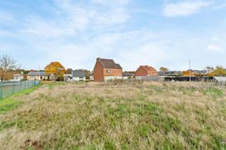 <p><span>Bouwgrond van 5a76 met af te breken of te renoveren woning op een rustige ligging te Paal.</span></p><p><span> </span></p><p><span>Belangrijkste troeven: </span></p><p><span>- Centrale ligging</span></p><p><span>- Afbraak en heropbouw aan verminderd BTW-tarief van 6%!</span></p><p><span>- ZO-gerichte tuin</span></p><p><span>- Gelegen op 1,3 km van de E313 dus zeer goede verbinding </span></p><p><span>- Perceel van 5a76</span></p><p><span>- Gedeelte van de woning dat er nog staat is 77m²</span></p><p><span>- Bouwvoorschriften: 15m lang op 9,56m breed</span></p><p><span> </span></p><p><span>Wenst u meer info of een vrijblijvende bezichtiging, contacteer dan ons kantoor op het nummer 011 85 15 15 en wij helpen u graag verder.</span></p>