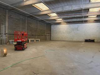 Magazijn Unit A : 1.863m² + kantoor 561m² - Magazijn Unit B : 957m² + kantoor 247m²Gebouwspecificaties Unit A- 2 sectionele poort- Gerenoveerde...