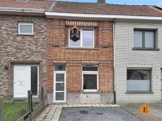 Instapklare gezinswoning met 3 slaapkamers, diepe tuin en oprit.Deze instapklare gezinswoning biedt een aangename combinatie van comfort, ruimte en...