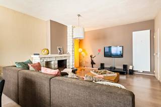 DE PRIJS IS INCLUSIEF DE GARAGEBOX - Dit keurig, instapklaar appartement is gelegen in een rustige, residentiële wijk in het centrum van Stabroek. Winkels, scholen en openbaar vervoer zijn allen op wandelafstand terug te vinden. Niettegenstaande de centrale ligging is het hier heerlijk rustig wonen. U betreedt het appartement op de 2e verdieping via de centrale hal, die woon- en slaapgedeelte met elkaar verbindt. De ruime woonkamer met laminaatvloer kan dankzij een groot raam aan de straatzijde genieten van flink wat lichtinval. Grenzend aan de leefruimte bevindt zich de open keuken. Verder heeft het appartement 2 ruime slaapkamers, een breed balkon, een apart gastentoilet, een berging/wasplaats en een badkamer. Op de gelijkvloerse verdieping is tevens nog een gemeenschappelijke fietsenberging voorhanden. De privatieve garagebox, gelegen aan de voorzijde van het gebouw is voorzien van een automatische poort. Deze is in de vraagprijs inbegrepen. Er is geen lift aanwezig in het gebouw. Gem. kosten: €160/maand incl. voorschot gas, water, syndicus, blokpolis. 