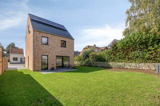 Op een uitstekende locatie te Oevel (Westerlo), bevindt zich deze vrijstaande nieuwbouw woning in landelijke stijl op een perceel van 452 m².<br /><br />Deze schitterende pastoriewoning is ideaal gelegen nabij het centrum, met winkels, scholen en openbaar vervoer alsook alle verbindingswegen en oprit E313 binnen handbereik. Dit zorgt voor een optimaal leefcomfort met een ideale ligging qua woon-werkverkeer.<br /><br />We komen de woning binnen langs de voordeur. De inkomhal, met gastentoilet en toegang tot de bovenverdieping, ons toegang verleend tot de lichtrijke leefruimte met gezellige zithoek en eetplaats. Aansluitend treffen we de open leefkeuken met ensuite geriefelijke berging met voorziening wasmachine, droogkast en zij-ingang. Vanuit de leefruimte en keuken is er een mooi uitzicht op de tuin. Het schuifraam in de leefruimte biedt een directe toegang tot het aangelegde terras.<br /><br />Terug in de inkomhal, zorgt de vaste trap voor een connectie met het 1 ste verdiep. Hier bevinden zich 3 gunstige slaapkamers en een volledig geïnstalleerde badkamer uitgerust met inloopdouche, ligbad en dubbele wastafel. Via de overloop komen we tot de ruime, polyvalente zolderverdieping dewelke nog kan ingericht worden naar eigen smaak en voorkeur.<br /><br />Bijzonderheden: warmtepomp in combinatie met vloerverwarming op het gelijkvloers en verdiep, 12 zonnepanelen en ventilatiesysteem D. Tot slot geniet de woning een gezellige, onderhoudsvriendelijke tuin met aangelegde oprit.