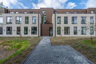 <p>Knap nieuwbouw penthouse met 3 kamers en zalig groot zuidwest gericht terras. <br /><br />Het appt is gebouwd met kwalitatieve materialen en heeft een handige indeling. Grote leefruimte met open keuken en gezellige zithoek. Grote ramen geven uit op aangenaam terras. Naast keuken: berging/wasplaats met technieken. Gastentoilet in inkomhal. 2 kleinere slaapkamers, douchekamer, master bedroom met ‘en suite’ dressing en badkamer met toilet. <br /><br />Technisch: vloerverwarming met koeling, warmtepomp, 4 zonnepanelen, zonnewering aan de ramen op de zuidkant. BEN-woning met E-peil E6.<br /><br />Toegang gebouw via Jubellaan + met auto/fiets of te voet via achtergelegen doodlopende Barbarastraat. <br /><br />Locatie: vlakbij Mechelen station, bushalte, oprit E19 Brussel- Mechelen, fietsafstand van centrum, scholen en winkels, en qua recreatie zijn Leuvense Vaart, het Domein van Hofstade en Planckendael vlakbij. <br /><br />Er is een ondergrondse parkeerplaats, kelderberging en fietsenstalling voor 2 fietsen.<br /><br />Huurprijs: 1.450 eur per maand voor het appartement + 150eur voor de parkeerplaats, kelderberging en fietsenstalling.<br /><br />Gemeenschappelijke lasten: 150eur per maand (onderhoud/water/elektriciteit gemene delen &amp; lift, syndicus)<br /><br />Huurwaarborg 3 maanden: 4.800eur.<br /><br />Beschikbaar: 1/12/2025.<br /><br />Bezichtigingen: 015 33 19 19 of laura.van.dyck@quares.be</p>