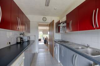 Bent u op zoek naar een instapklaar appartement met veel licht, buitenruimte en garage op een gegeerde locatie in Tienen? Dan is dit appartement op de 3de verdieping van Residentie Kennedy een buitenkans.<br />De lichtrijke woonkamer geeft uit op een ruim, zuidgericht terras met open uitzicht en optimale zoninval. De aparte keuken, voorzien van alle toestellen, biedt toegang tot een tweede terras aan de achterzijde met praktische bergruimte.<br />Het appartement beschikt verder over 2 slaapkamers, een badkamer, een apart toilet en voldoende opbergruimte.<br />Extra troeven zijn de private kelderberging en mogelijkheid om de garagebox met elektrische poort aan te kopen voor € 20.000. Het gebouw is voorzien van een lift tot in de kelderverdieping.<br />Met EPC-label C geniet u van energiezuinig wonen zonder renovatieverplichting.<br />Het appartement is gelegen nabij scholen, winkels, bakker en bushalte, met een vlotte verbinding naar de E40 richting Leuven en Brussel. <br />Het appartement is momenteel verhuurd en genereert onmiddellijke huurinkomsten.<br /><br />Interesse? Contacteer David via 0476 98 91 76 of info@ledonimmo.be voor meer informatie of een bezoek. Tot gauw ;)