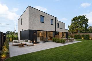 <p><span>Zeer goedgelegen, kwalitatieve moderne nieuwbouw gelegen in de Moorstraat te Sint-Eloois-Vijve.</span><br /><br /><span>Goedgelegen MODERNE kwalitatieve nieuwbouw, voorzien van de laatste technieken.</span><br /><span>INDELING: inkom, apart toilet, gezellige lichtrijke leefruimte met open geïnstalleerde keuken, berging en wasplaats, eventuele carport, en op het verdiep 3 slaapkamers en badkamer.</span><br /><br /><span>Voorzien van ZONNEPANELEN, vloerverwarming warmtepomp.</span><br /><br /><span>Info: emiel@immobeguin.be</span></p>