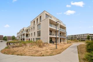 Dit lichtrijke appartement bevindt zich op de eerste verdieping van Residentie Roots. Het werd opgeleverd in 2022 en afgewerkt met hoogwaardige materialen. Dankzij de centrale ligging bevinden winkels, het station, sport- en ontspanningsmogelijkheden zich op wandelafstand, waardoor u geniet van een uitstekende bereikbaarheid.<br /><br />Het appartement biedt een aangename leefruimte met open keuken, een slaapkamer die eenvoudig kan worden opgesplitst in twee kamers, een stijlvolle badkamer met dubbele lavabo en inloopdouche, een aparte wasruimte en een extra gastentoilet. Vanuit de leefruimte heb je bovendien toegang tot het zuidgerichte terras. <br /><br />Dankzij het EPC-label A geniet u van energiezuinig wooncomfort. Bij het appartement horen bovendien twee ondergrondse autostaanplaatsen en een ruime kelderberging. Daarnaast beschikt de residentie over een gemeenschappelijke fietsenstalling, een centrale waterverzachter en een gemeenschappelijk afvalsysteem, zodat u zich geen zorgen hoeft te maken over de afvalophaling. <br /><br />Het appartement is beschikbaar twee weken na het verlijden van de authentieke akte. <br /><br />Schrijf je in voor onze bezoekdag op vrijdag 07/08 of zaterdag 08/08 via www.polares.eu of neem contact op via marijke@polares.eu voor meer info!