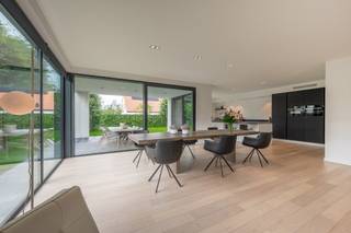 Recente alleenstaande villa centraal gelegen vlakbij het centrum van Knokke. Indeling: ruime inkomhal met gastentoilet en vestiaire...