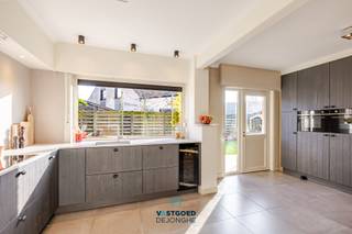 Gelegen nabij winkels, scholen en invalswegen treffen we deze zeer ruime open bebouwing aan. Het huis heeft de volgende indeling:...