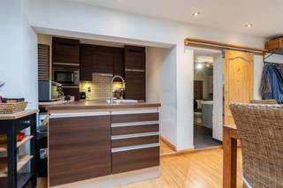 <p>Instapklare woning met 3 slaapkamers en mooie tuin in centrale ligging!</p><p>Ben je op zoek naar een instapklare woning op een gunstige locatie? Dan is deze charmante gezinswoning precies wat je zoekt!</p><p>Je komt binnen via een warme inkomhal die uitkomt op een lichtrijke salon. Aansluitend bevindt zich de gezellige leefruimte, waar je heerlijk kan ontspannen. De keuken en de badkamer liggen handig naast de leefruimte, wat zorgt voor een vlotte indeling van het gelijkvloers.</p><p>Op de eerste verdieping zijn er twee ruime slaapkamers. De tweede verdieping biedt nog een extra slaapkamer en een praktische zolderberging.</p><p>Buiten geniet je van een onderhoudsvriendelijke tuin met een aangenaam terras. De tuin is volledig omheind en beschikt over een achterpoortje waar je uitkomt op een privé parking voor je wagen. Bovendien is er een bijgebouw aanwezig, ideaal als extra opslagruimte of hobbyruimte.</p><p>Wil je deze woning bezoeken bel dan 016/90 10 21 of mail info@future-home.be.<br />Wens je een gratis schatting? Vergeet dan zeker geen contact met ons op te nemen!!!</p><p>Woongebied, Geen vergunning, Geen verkavelingsvergunning, Geen dagvaarding, Geen voorkooprecht</p>