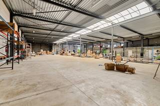 Bedrijfsgebouw met een nuttige oppervlakte van meer dan 1.800 m², op een perceel van 4.348 m² te koop in de ambachtelijke zone te Oostkamp. <br /><br />INDELING:<br />Het bedrijfsgebouw werd gebouwd in 2003 en bestaat uit:<br />- Loods (1.627m²) met een vrije hoogte van 7 meter en nokhoogte van ca. 8 meter. Toegang tot de bergruimte 200m² boven het kantoor.<br />- Kantoor (200m²) bestaande uit verschillende ruimtes, gedeeltelijke showroom en sanitair.<br />- Woonst (280 m²), lichtrijk gebouwd en grenzend aan de residentiële buurt. Gelijkvloers (140 m²) met zonnige woonkamer, aparte geïnstalleerde keuken, toilet, ruime wasplaats/berging, inkomhal en met een dubbele garage. Eerste verdieping met 5 slaapkamers en 2 badkamers, toilet en ruime hal. De woonst ligt erg rustig achterin, omgeven van groen en geniet van fraaie tuin met vijver en terrassen. <br /><br />AFWERKING EN VOORZIENINGEN:<br />- Gebouwen in bleke en donkere silexpanelen, staalconstructie, gepolierde betonvloer met afwatering, dorpels in blauwe hardsteen, schrijnwerk (DG) in donkergrijze aluminium. <br />- Instapklare burelen met inbouwkasten, inbouwverlichting, alarm,... <br />- Drie automatische sectionale poorten <br />- Laad -en loskade<br />- Verwarming op aardgas, LED-verlichting, geïsoleerd dak (10cm) met roofing en grote lichtstraat.<br />- Ruime parkeer- en circulatiezone gecombineerd met verzorgde groenzones.<br />- Regenwaterputten 30.000 liter.<br />- Elektriciteit: 3N400V, laadpaal, zonnepanelen: 16KWp. De resterende groenestroom-certificaten worden mee verkocht.<br /><br />LIGGING:<br />Gesitueerd op industrieterrein "De Leite" te Ruddervoorde/Oostkamp, vlot bereikbaar via E40 en E403. Perceel gelegen in zone voor onschadelijke en ongevaarlijke ambachtelijke bedrijven en KMO's die niet hinderlijk zijn.<br /><br />Deze eigendom gebeurt preferentieel via een aandelentransactie, de vermelde prijs is de vastgoedwaarde in de vennootschap, op welke basis de waarde van de aandelen wordt berekend. Wil je een afspraak vastleggen of wens je meer info omtrent deze eigendom, neem dan contact op met de dossierverantwoordelijke, Alexander Deloof - 0476 531 523 - alexander@dewaele.com. <br /><br />Aarzel zeker niet ons te contacteren indien dit bedrijfsvastgoed bestaande uit een bedrijfsgebouw met kantoor en woonst te koop in Ruddervoorde u mogelijks kan interesseren.<br /><br />Bestuursmaatregelen in het maatregelenregister: nee