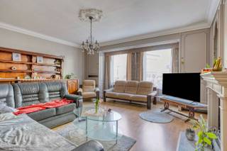 Prachtig duplexappartement in het hart van Zottegem met authentieke elementen.<br />Laat u verbazen door deze klassevolle parel! De ruime inkomhall met gastentoilet geeft toegang tot de lichtrijke, L-vormige leefruimte (50m²) met aansluitend een afzonderlijke en compleet ingerichte keuken. Het terras is zowel via de keuken als via de leefruimte bereikbaar. Palende aan het terras is nog een praktische en zeer ruime berging.<br />Op de verdieping zijn nog twee grote slaapkamers, een technische berging en een badkamer voorzien van bad met douchemogelijkheden, lavabomeubel én nachttoilet.<br />In de kelder is nog een privatieve kelderberging inbegrepen en het gebouw heeft ook een gemeenschappelijke fietsenstalling.<br />Op heden is dit appartement verhuurd, een ideale opbrengsteigendom dus of voor eigen bewoning, voor zij die klassevol in het centrum wensen te wonen.<br />Mogelijkheid tot aankoop van een privatieve autostaanplaats op eigen terrein voor € 7.500,00. Meer informatie, documenten,... www.JUNOvastgoed.be