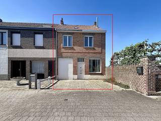 This house enjoys an extremely quiet location in the heart of Ruiselede, combined with a beautiful plot area of 337m², this semi-detached building offers the ultimate basis for your dream home in Ruiselede! A unique opportunity for those looking for space, privacy and plenty of opportunities.Advantages:- Solid basis for a reliable start to your renovation work- Thanks to the 3 full bedrooms (optional 4), there is plenty of space for a modern family- Comfortable parking- Beautiful plot: the total area of approximately 337m² offers great opportunities for creating a pleasant garden and/or terrace- Top location: Located in an extremely quiet street in the center of Ruiselede. Shops, schools and public transport are within walking distance.Do you see the potential of this semi-detached building and do you want to make it your dream home? Then contact us for additional information or to schedule a visit!This property is subject to the renovation obligation imposed by the Flemish government for residential buildings (unless demolished within 5 years of purchase). For more information, consult the website of the Flemish Energy and Climate Agency at https://www.vlaanderen.be/een-woning-kopen/renovatieverplichting-voor-residentiele-gebouwenRegister of measures: pending