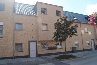 <h1>Modern appartement in het centrum van Balen</h1>
<p>Op zoek naar een comfortabel appartement op een centrale locatie? Dit aangename appartement in het centrum van Balen combineert een praktische indeling met alle comfort voor een fijne woonervaring.</p>
<p>Het appartement beschikt over:</p>
<ul>
<li><strong>Twee slaapkamers</strong></li>
<li>Een gezellige woonkamer met open keuken</li>
<li>Een badkamer met inloopdouche</li>
<li>Een apart toilet</li>
<li>Een praktische, aparte berging</li>
<li>Een zonnig terras waar je heerlijk kan genieten</li>
<li>Een autostaanplaats</li>
<li>Een extra berging in de kelder</li>
</ul>
<p>Dankzij de centrale ligging bevinden winkels, voorzieningen en andere faciliteiten zich op korte afstand.</p>
<p><strong>Interesse in dit appartement?</strong> Neem gerust contact op voor meer informatie of om een bezoek in te plannen!</p>