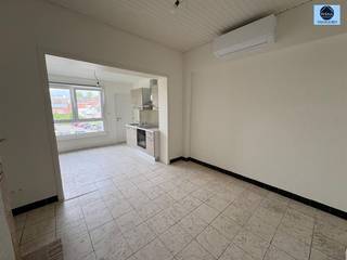<p><span>ZEER LEUKE GERENOVEERDE WONING MET 4 KAMERS</span></p><p><span>Richtprijs 225.000 euro</span></p><p><span> </span></p><p><span>Zeer leuke gerenoveerde woning in centrum Geraardsbergen met 4 kamers en stadstuintje.</span></p><p><span>Op de gelijkvloerseverdieping is er een slaapkamer/bureel, living met openkeuken en toilet.</span></p><p><span>Op de 1ste verdieping is er 1 kamer en een prachtige badkamer.</span></p><p><span>Op de 2de verdieping zijn er nog 2 kamers waarvan 1 met een mezzanine ( super voor de kinderen).</span></p><p><span>TROEVEN : - Zeer gunstig Epc B attest.</span></p><p><span>                      - Elektrische keuring is conform AREI.</span></p><p><span>                      - Warmtepomp.</span></p><p><span>                      - Hoofddak vernieuwd.</span></p><p><span>TOPPER!!!</span></p><p><span> </span></p><p><span>Voor meer info of bezoek bel 0475/51.40.73 of mail naar sven@svena.be</span></p><p><span> </span></p><p><span>Deze gegevens zijn louter informatief en wij kunnen niet aansprakelijk gesteld worden voor eventuele onjuistheden. </span></p><p><span>De bewoonbare oppervlakte is slechts indicatief.</span></p><p><span> </span></p>