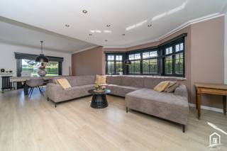 <strong>DISCRETE VERKOOP REGIO WIEZE. </strong>Instapklare, prachtige villa voorzien van grote aangelegde tuin en tennisterrein gelegen in het landelijke Wieze op een perceel van van 22are. Deze solide en ruime woning omvat op het gelijkvloers een aparte inkomhall afgewerkt met natuursteen en bezoekerstoilet, grote en lichtrijke living en salon, grote ingerichte leef-keuken van 2022 voorzien van alle toestellen, aparte berging met mogelijkheid tot extra slaapkamer, ingerichte badkamer, grote bureauruimte van 40 m² ideaal voor zelfstandige activiiteit, mooi omheinde aangelegde tuin met overdekt terras, tuinberging, tennisplein voorzien van “clubhuis” met sanitaire voorzieningen, aparte zitruimte en terras. Op de 1e verdieping bevinden zich 3 grote slaapkamers voorzien van nieuwe velux-ramen. Dit pand is afgewerkt met duurzame en authentieke elementen, zeer goed onderhouden en voorzien van nieuwe CV op aardgas – houten ramen – dubbele beglazing, alarmsysteem, conforme elektrische installatie, regenwaterput, EPC label B!! ... Kortom, ideaal voor wie op zoek is naar ruimte, licht, comfort en leefbaarheid! Hogere prijsklasse. Discrete verkoop - enkel ernstige kandidaten. Contacteer Noah voor meer info of een bezoek op het nummer 0498 215 363 of noah@woonservice.be