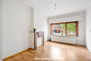 <p><span><span>Ontdek deze charmante woning, centraal gelegen te Muizen. De woning beschikt op het gelijkvloers over een inkomhal, een gezellige leefruimte, een keuken en een badkamer. Op de eerste verdieping bevindt zich een nachthal die toegang geeft tot twee ruime slaapkamers. Tenslotte beschikt de woning over een ruime kelder. Dankzij de praktische indeling, de centrale ligging en de uitstekende bereikbaarheid is deze woning ideaal voor starters of voor wie op zoek is naar een gezellige eigen stek. Bent u op zoek naar een charmante woning met tal van mogelijkheden? Dan is dit pand zeker een bezoek waard!</span></span></p>