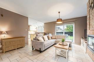 <p><strong>Ben je op zoek naar een instapklare gezinswoning met 4 slaapkamers, waar gezellig samenzijn en ruimte centraal staan? Gevonden!</strong></p>
<p> </p>
<p>Deze instaplare woning is gelegen in een doodlopende straat in het centrum van Liedekerke. Winkels, scholen, openbaar vervoer en het treinstation bevinden zich op wandelafstand en bovendien zorgt de vlotte aansluiting op de E40 voor een snelle verbinding richting Brussel en Gent.</p>
<p> </p>
<p>Via de inkomhal met gastentoilet kom je in de de lichtrijke leefruimte met grote raampartijen. Aansluitend bevindt zich de open keuken met uitzicht op het groen, terwijl de tuin en het terras je uitnodigen om op zonnige dagen buiten te tafelen, te ontspannen. Verder beschikt het gelijkvloers over een wasplaats, bergruimte en een garage. Op de eerste verdieping bevinden zich vier slaapkamers en een badkamer met bad en douche. De ruime zolder biedt dan weer extra mogelijkheden als hobbyruimte of bijkomende bergruimte.</p>
<p> </p>
<p>De woning is al voorzien van PVC-ramen met dubbele beglazing, dakisolatie van 14 cm, centrale verwarming met radiatoren, een alarmsysteem en een automatische poort.</p>
<p> </p>
<p><strong>Interesse in deze gezinswoning te koop in Liedekerke? Contacteer ons en ontdek zelf alle troeven tijdens een bezoek!</strong></p>