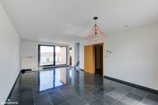 DUPLEXAPPARTEMENT MET 2 SLAAPKAMERS, 2 TERRASSEN EN GARAGEBOX AAN HET CENTRUM VAN BILZEN<br /><br />Dit instapklare duplexappartement vinden we terug aan de Hasseltsepoort 19/2.1 te Bilzen. De gezellige markt en het bruisende stadscentrum van Bilzen met tal van faciliteiten zijn gelegen op slechts 500m afstand. Ook is er een vlotte verbinding naar de omliggende dorpen en steden, net zoals de op- en afritten van de autostrade E313.<br /><br />Het appartement is gelegen op de tweede en derde verdieping en is bereikbaar via de lift of de trap.<br />De indeling is als volgt:<br />TWEEDE VERDIEPING:<br />- Inkomhal.<br />- Keuken. De keuken is voorzien van een inbouwkoelkast, een keramische kookplaat met afzuigkap en een combi-oven. <br />- Lichtrijke woonkamer.<br />- Multifunctionele ruimte voorzien van inbouwkasten.<br />- Badkamer. De badkamer is voorzien van een enkele lavabo en een inloopdouche.<br />- Toilet.<br />- 2 terrassen.<br /><br />DERDE VERDIEPING:<br />- Nachthal.<br />- 2 slaapkamers, beide slaapkamers zijn voorzien van inbouwkasten.<br />- Berging met aansluiting voor het wasmachine.<br /><br />Het appartement is meteen beschikbaar.<br /><br />De gemeenschappelijke kosten bedragen €75/maand.<br />Tot het appartement behoort een kelderberging en een garagebox.<br /><br />Wilt u dit instapklare appartement graag bezichtigen? Neem dan vrijblijvend contact met ons op via info@matisimmo.be.
