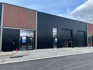 In het gloednieuwe KMO-park C-site staat deze KMO-unit  van 394m² (+ 47m² op verdiep) te huur. Deze KMO-unit geniet een mooie lichtinval dankzij...