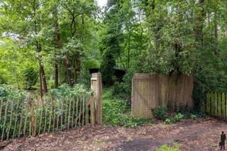 Ruim perceel bouwgrond van ca. 2.519m², gelegen in bosrijke rustige omgeving.Voorschriften: 80m² te bouwen op gelijkvloers en 80 m² op de 1ste...